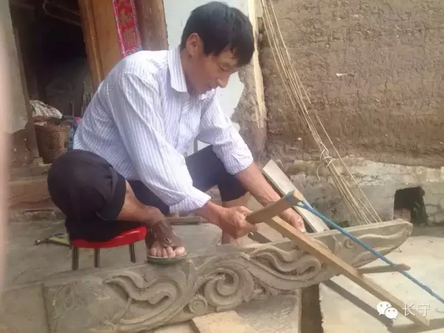 Master Yang working inside the early tea room