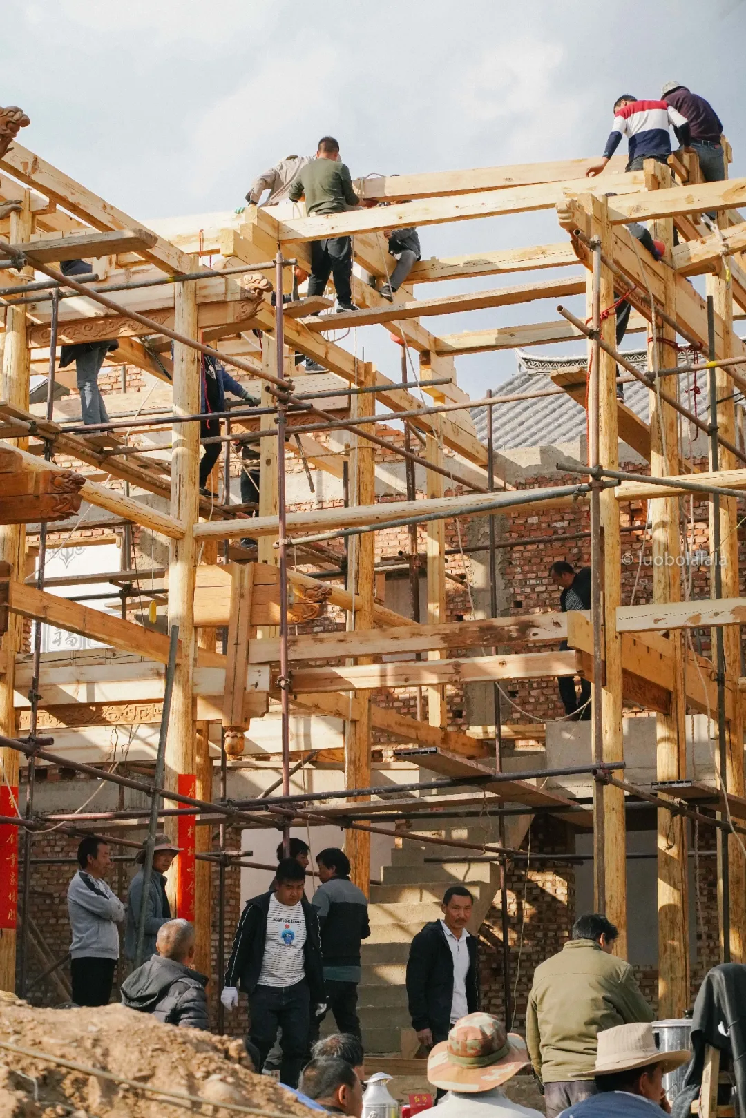Neighbours assembling the timber frame of Master Yang’s new house in Shaxi