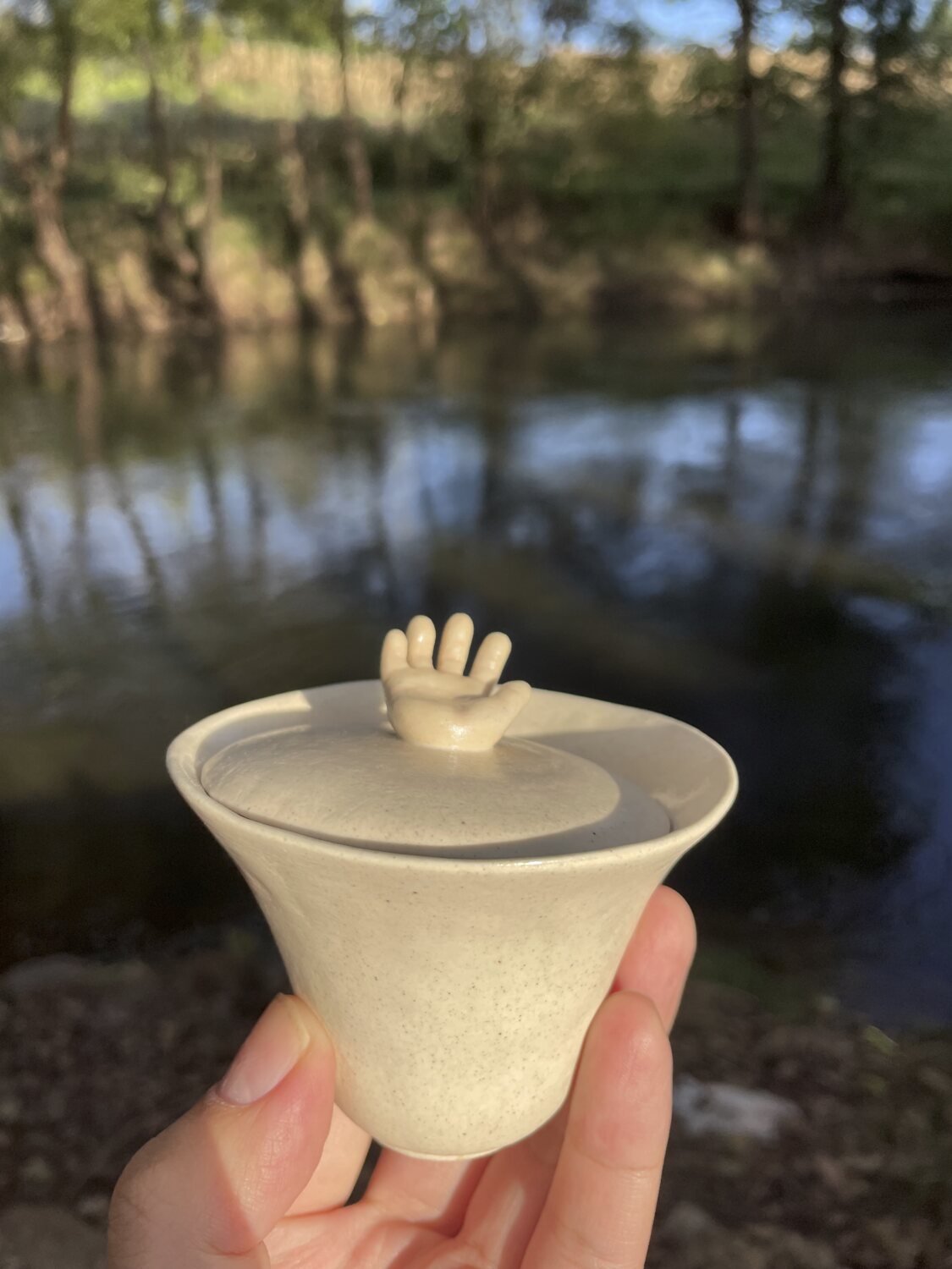 手中拿着一只手工盖碗